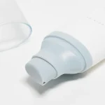 نمای نزدیک ضد آفتاب سنتلا اسکین 1004 هیالوسیکا Centella Hyalu-Cica spf50 تیوب سفید 50 میلی‌لیتر